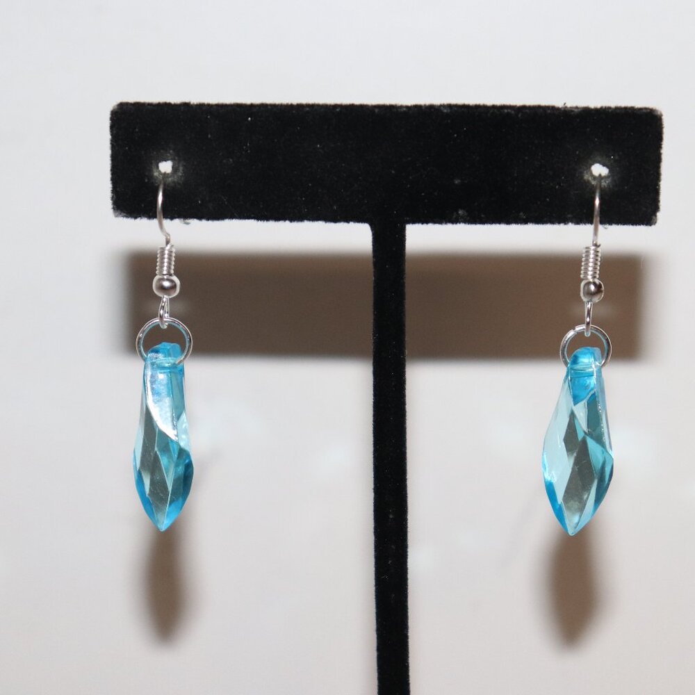 Beautiful NWOT silver and blue crystal dangle earrings 1.75"